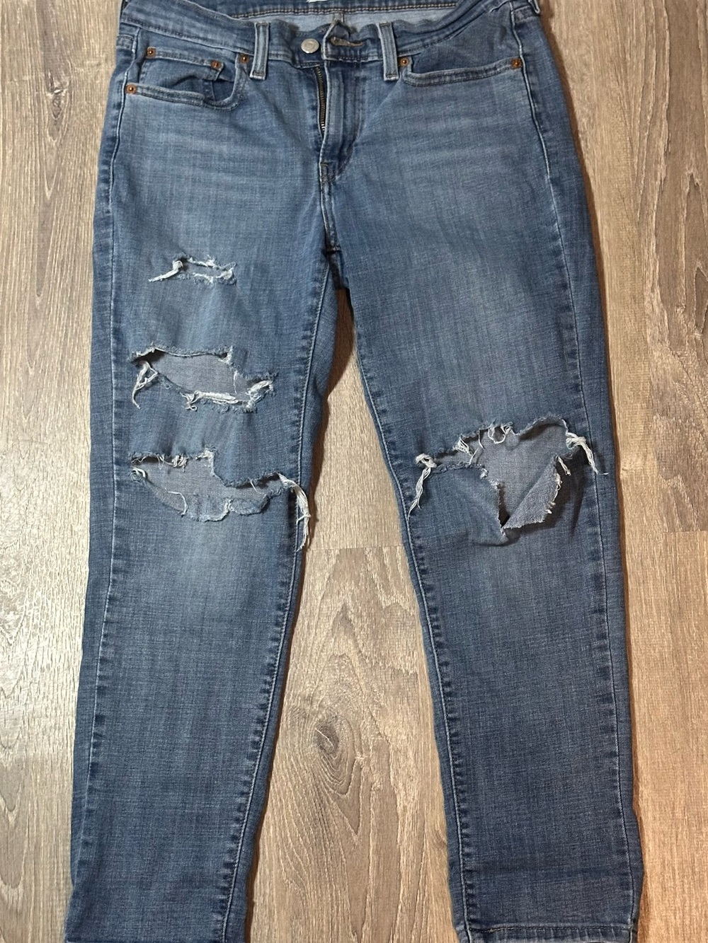 Levi’s women's Distressed Skinny Jeans in Dark Blue Wash